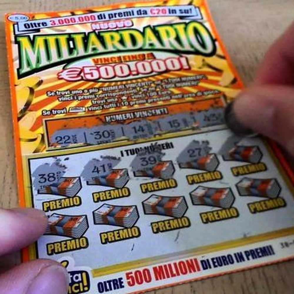 Rovista tra i gratta e vinci buttati e vince 100mila euro