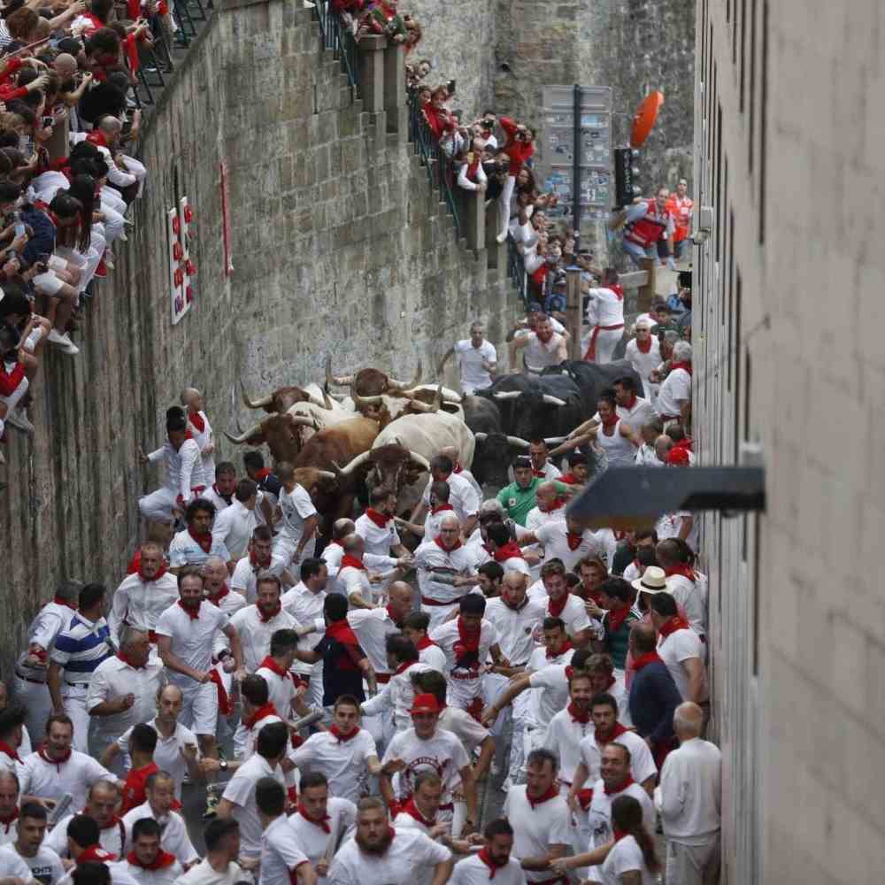 Spagna, al via la corsa dei tori a Pamplona, già tre feriti