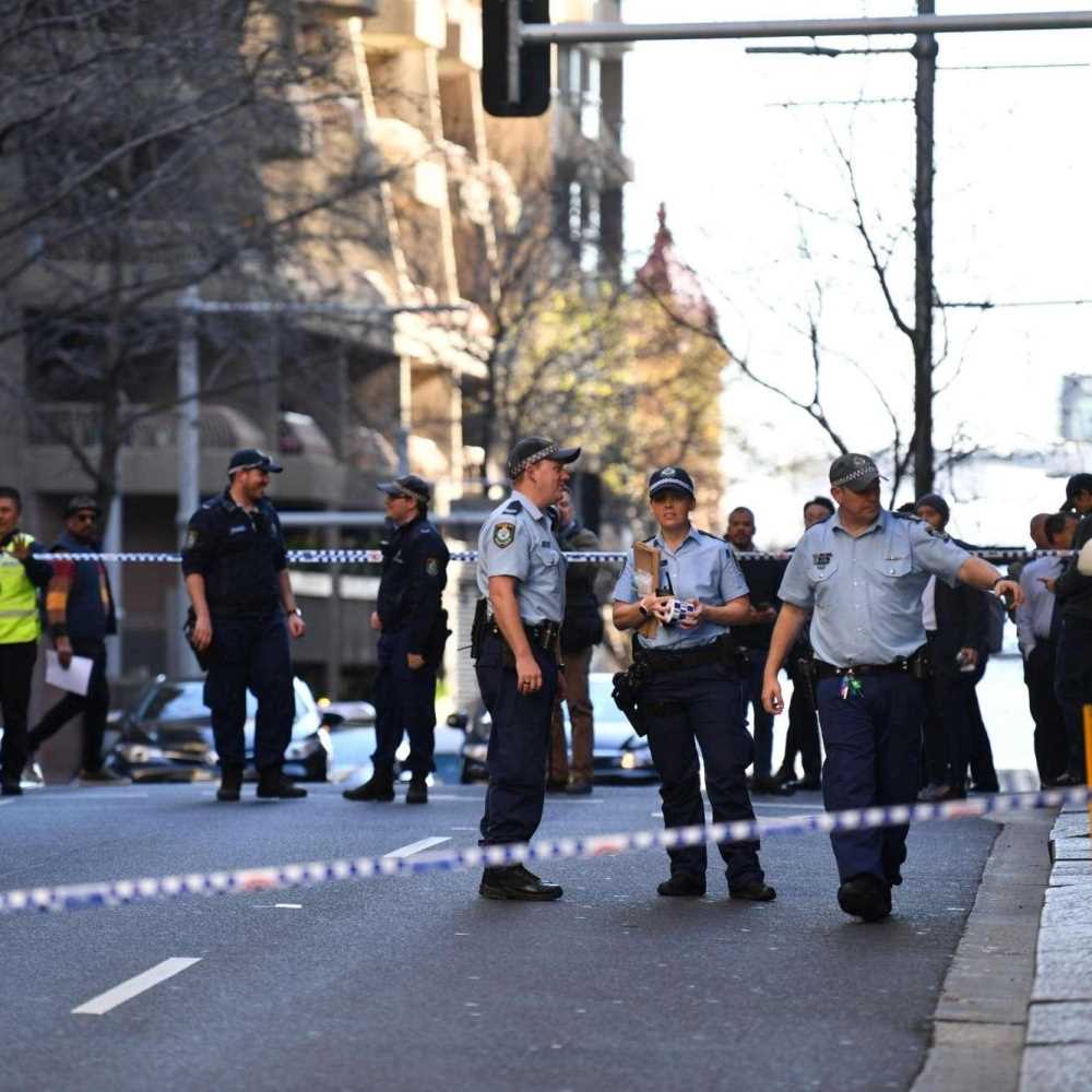 Sydney, uomo accoltella una donna e insegue passanti