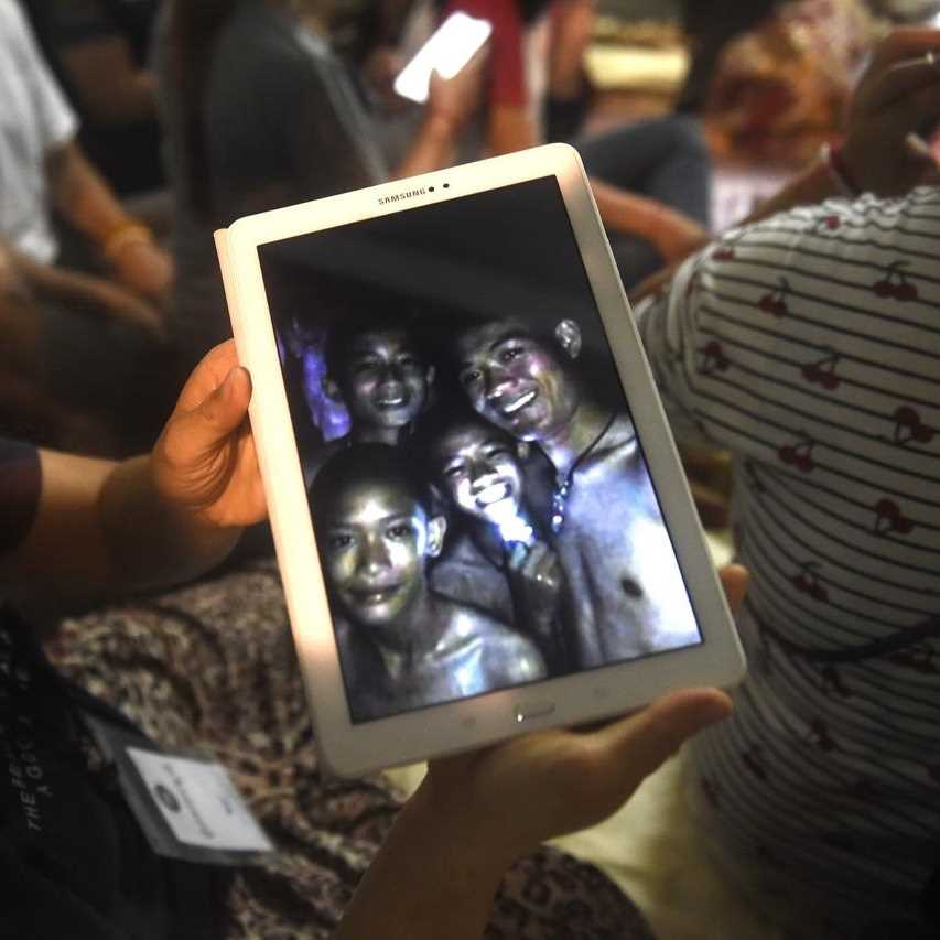 Thailandia, lezioni di immersione per i ragazzini nella grotta