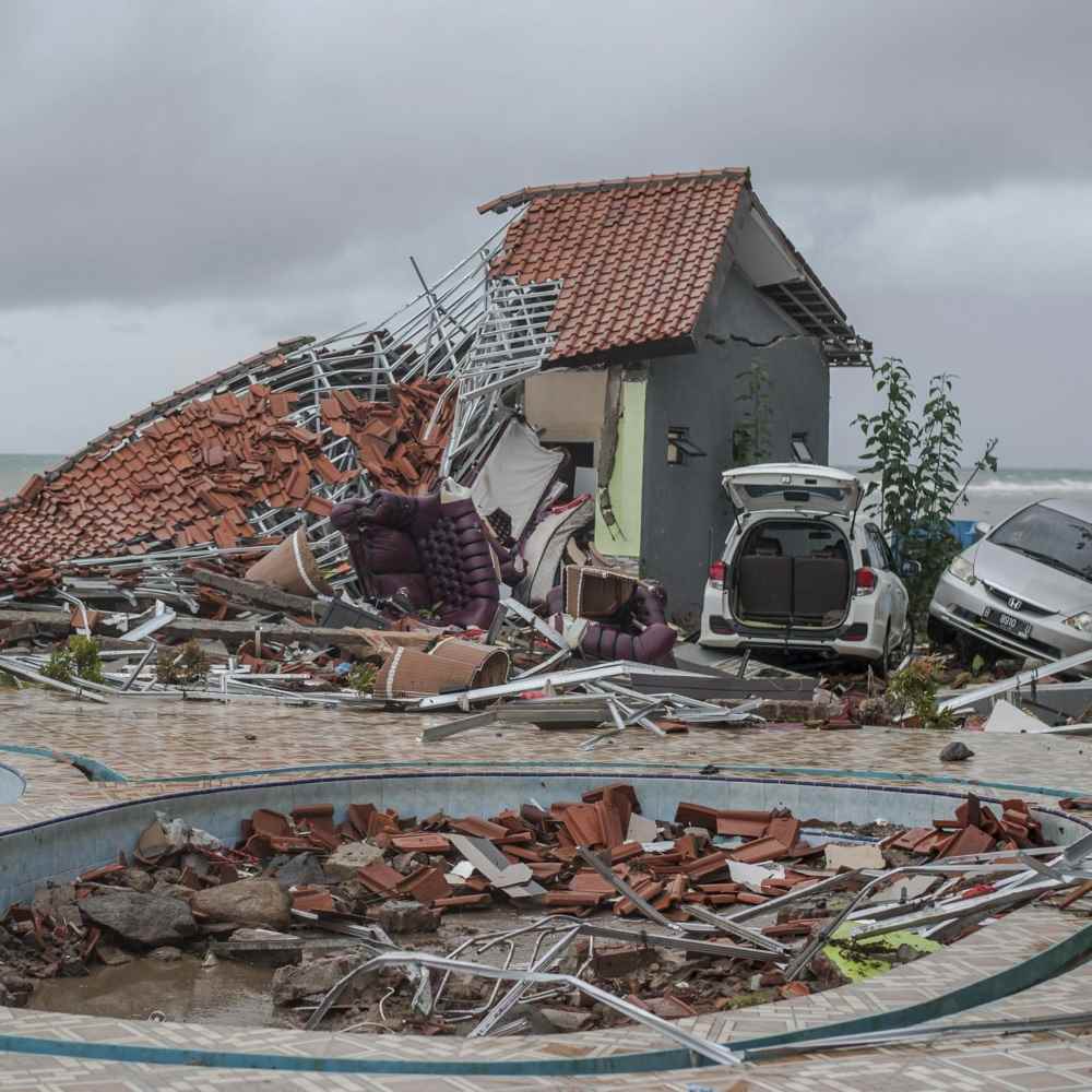 Tsunami Indonesia, si aggrava il bilancio, 373 i morti accertati