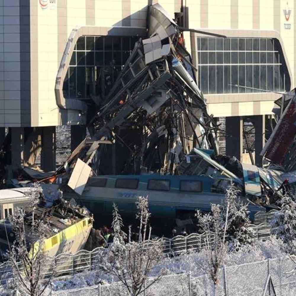 Turchia, scontro tra treni ad Ankara, almeno 9 morti