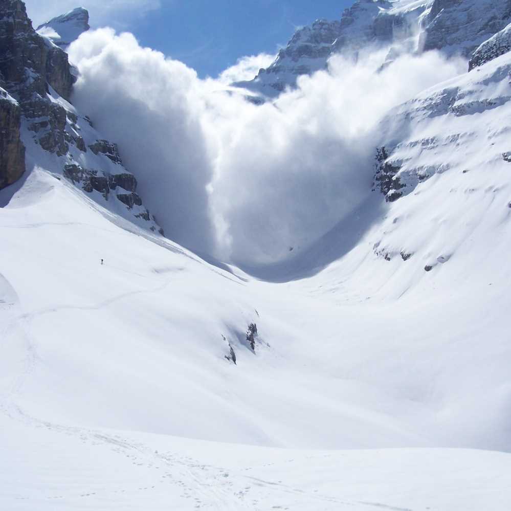 Valanga su Alpi svizzere, diverse persone travolte