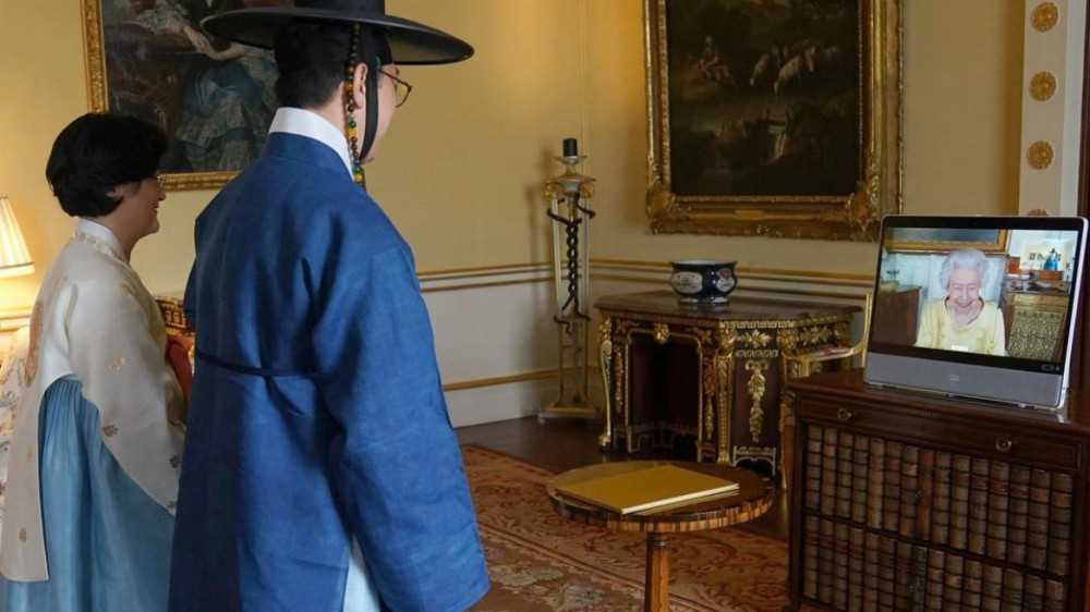 “In videocall su Zoom”: scacco matto della Regina Elisabetta II, che mette tutti a tacere