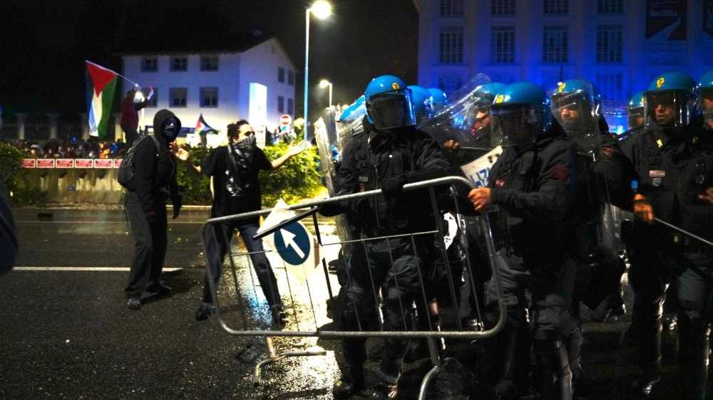 Guerriglia urbana a Udine prima del fischio d'inizio di Italia-Israele. Due giornalisti feriti, ricorsi alle cure anche gli agenti