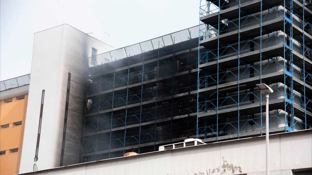 Roma, incendio in un palazzo in ristrutturazione a Colli Aniene, un morto e 17 feriti