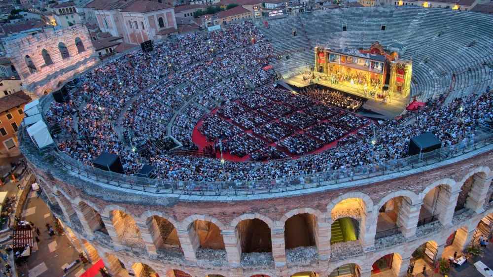 100/mo Arena Opera Festival. Antonio Albanese, l’attore diventa regista de il Rigoletto