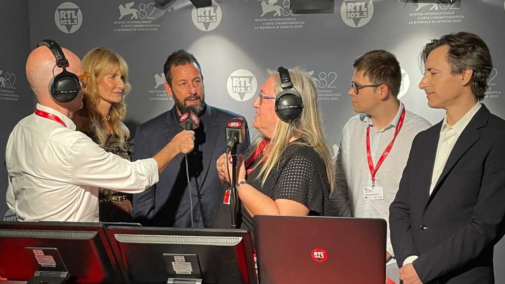 82. Mostra del Cinema di Venezia: Noah Baumbach, Adam Sandler e Laura Dern presentano “Jay Kelly” a RTL 102.5