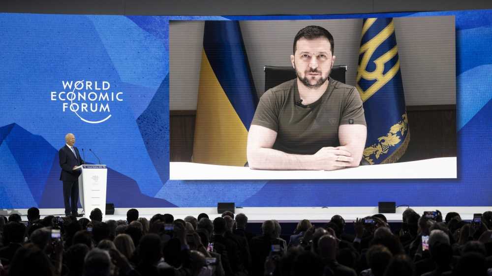 A Davos Zelensky lancia l'appello per la ricostruzione: "500 miliardi di dollari di perdite"