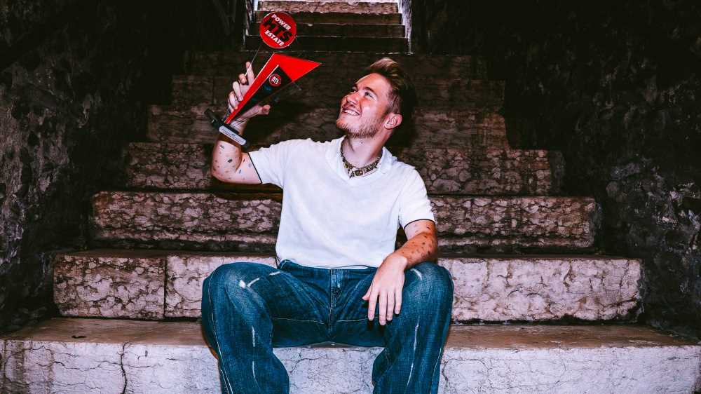 “A me mi piace” (ft. Manu Chao) di Alfa è il brano vincitore del premio RTL 102.5 Power Hits Estate 2025