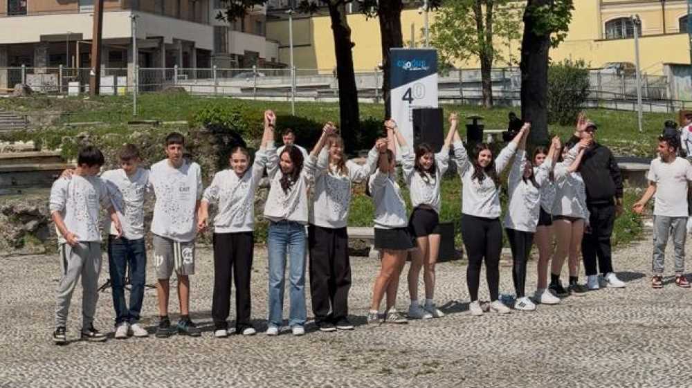 “Adolescenti in scena” a Monza con Fondazione Exodus: un flashmob sulla nonviolenza tra poesia e musica