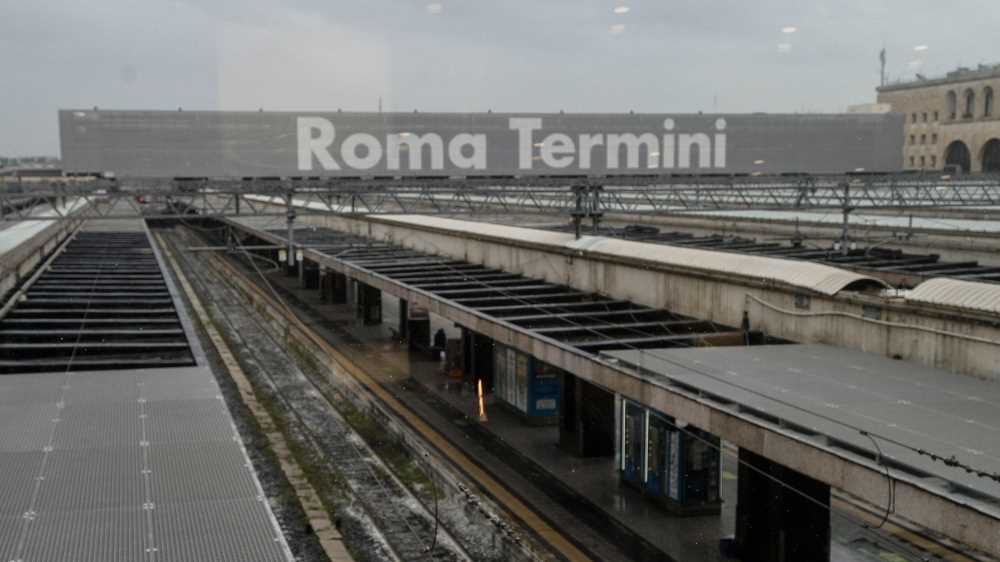 Accoltellata a Termini, è stato identificato l'aggressore. Caccia all'uomo mentre il Prefetto annuncia più controlli