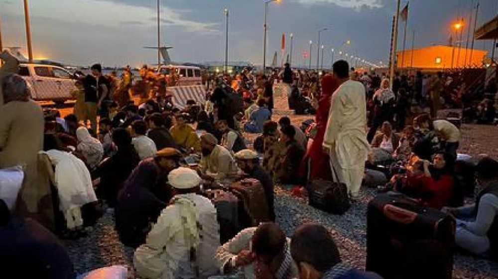 Aeroporto di Kabul, nella calca morte 3 persone. In città i capi talebani. La prima Fatwa sull'Università, stop alle classi miste