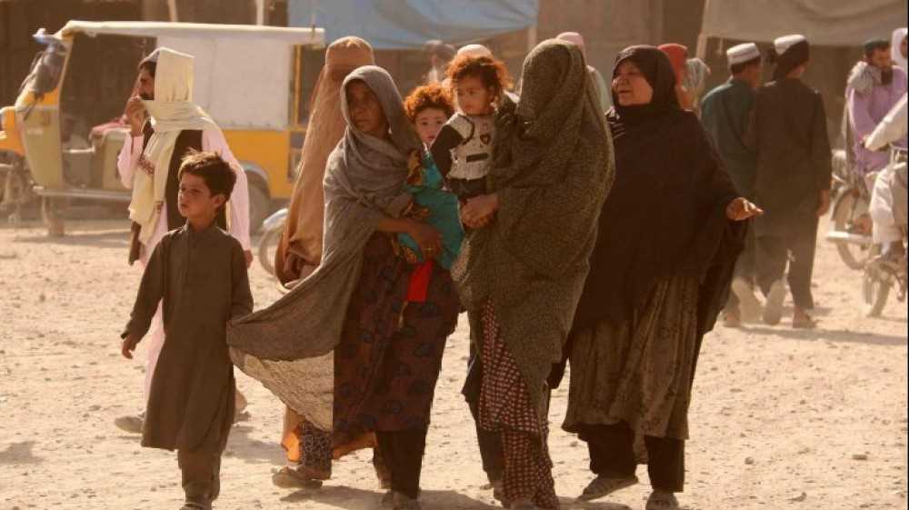 Afghanistan, le madri disperate che passano i bambini ai soldati occidentali in aeroporto. Le proteste degli afghani e gli spari dei talebani