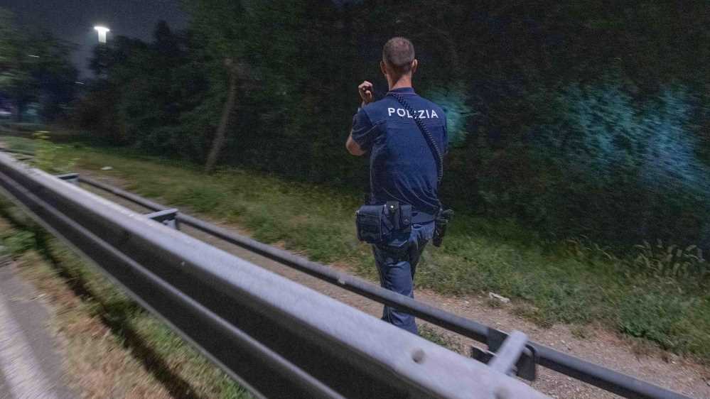 Agente muore durante un inseguimento a Milano. Caccia al suv fuggito