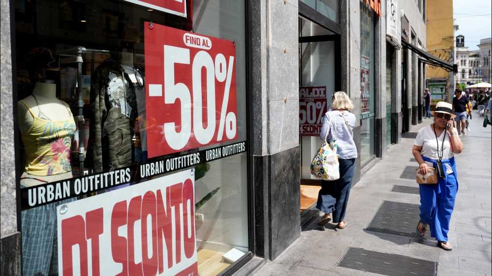 Al via a rilento i saldi estivi 2025, a salvare la stagione sono i turisti