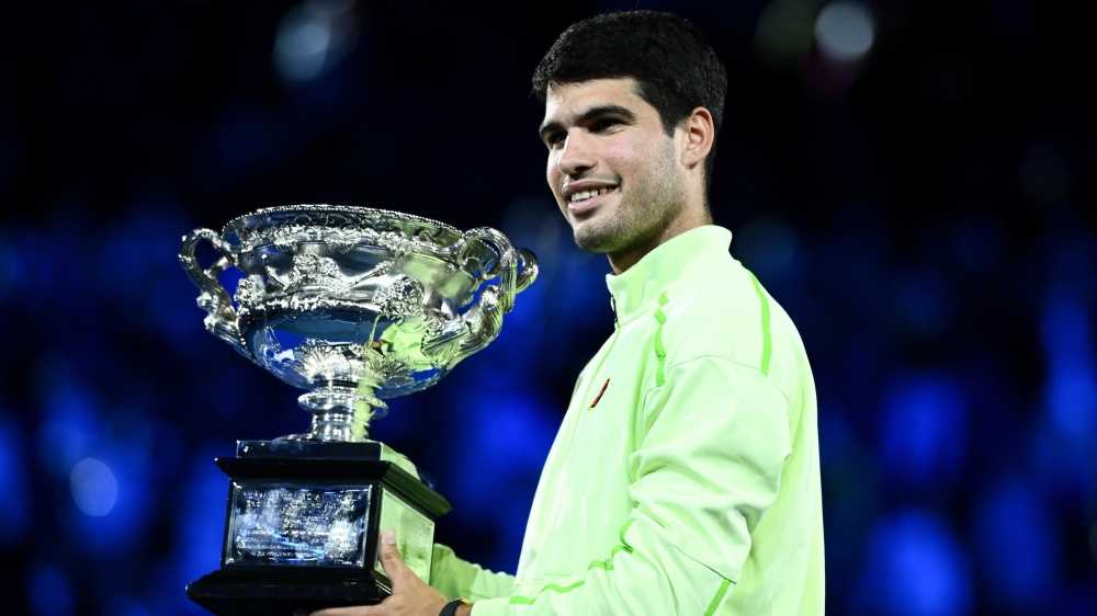 Alcaraz re di Melbourne, lo spagnolo vince in Australia l'ultimo Slam che gli mancava. Battuto Djokovic in 4 set