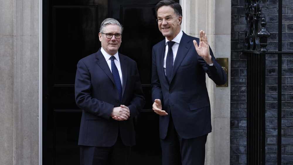 Nato in bilico. Trump valuta 'seriamente' il disimpegno. L'Europa tenta di riannodare, senza perdere la faccia