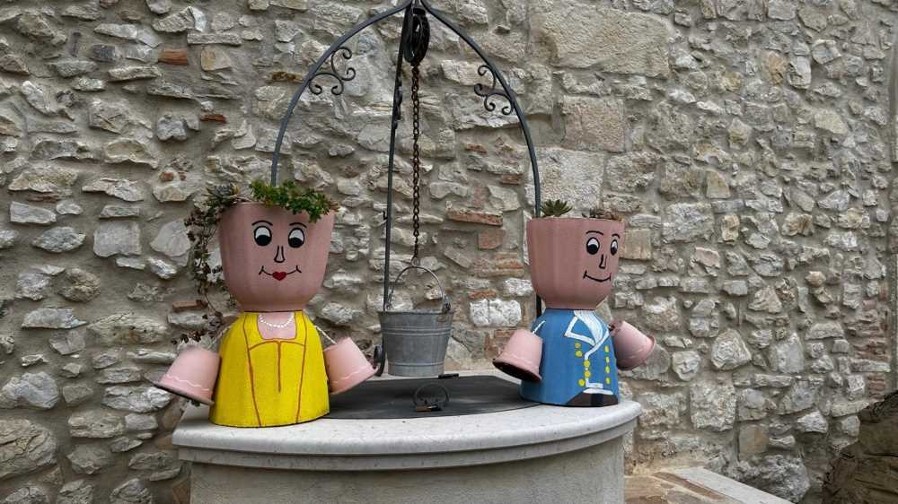 Allontanati i bambini dalla casa nel bosco di Palmoli, portati in una struttura protetta