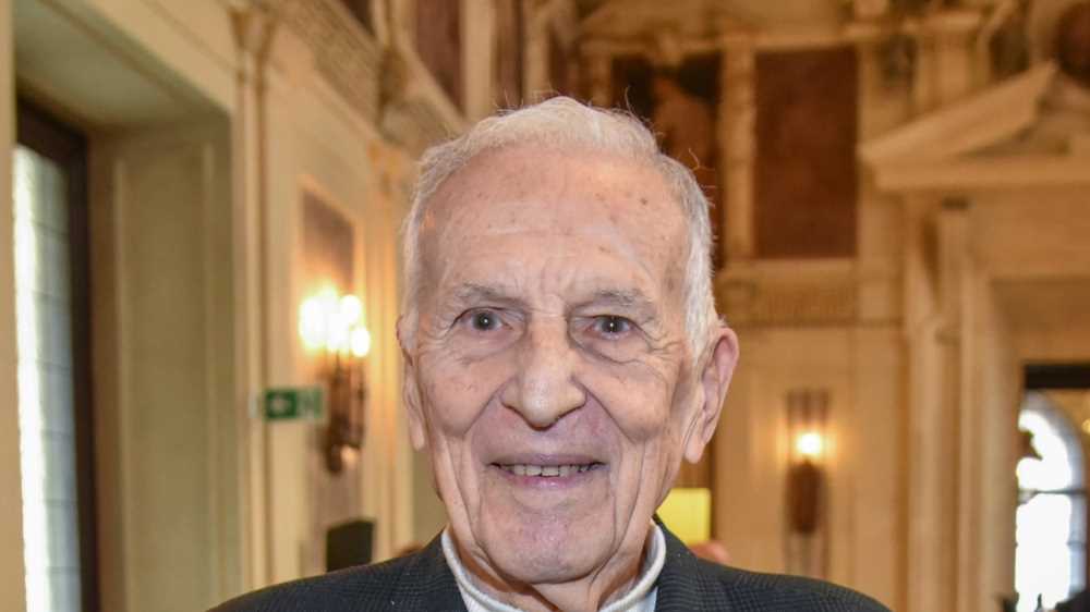 “Mangiare fino 5 volte al giorno e svolgere sempre attività fisica”: i segreti della longevità di Silvio Garattini