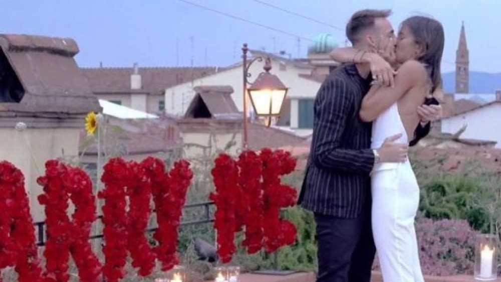 “Mi vuoi sposare?”: l’Azzurro Castrovilli fa sognare l’ex Miss Italia Rachele Risaliti