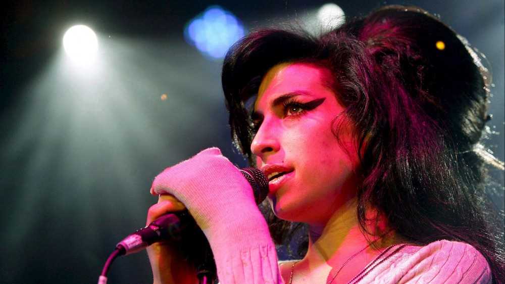 Amy Winehouse, a novembre saranno battuti all'asta circa ottocento oggetti appartenuti alla cantante
