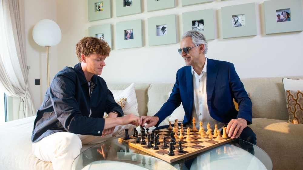 Andrea Bocelli presenta in anteprima su RTL 102.5 il nuovo singolo con Jannik Sinner: “Lo scopo del brano è motivare e Jannik è un esempio per tutti i ragazzi della sua età”