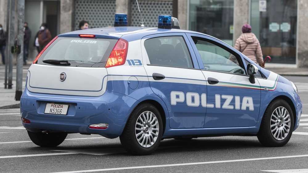 Andria, minorenne sequestrata fuori scuola e violentata. Arrestato un uomo