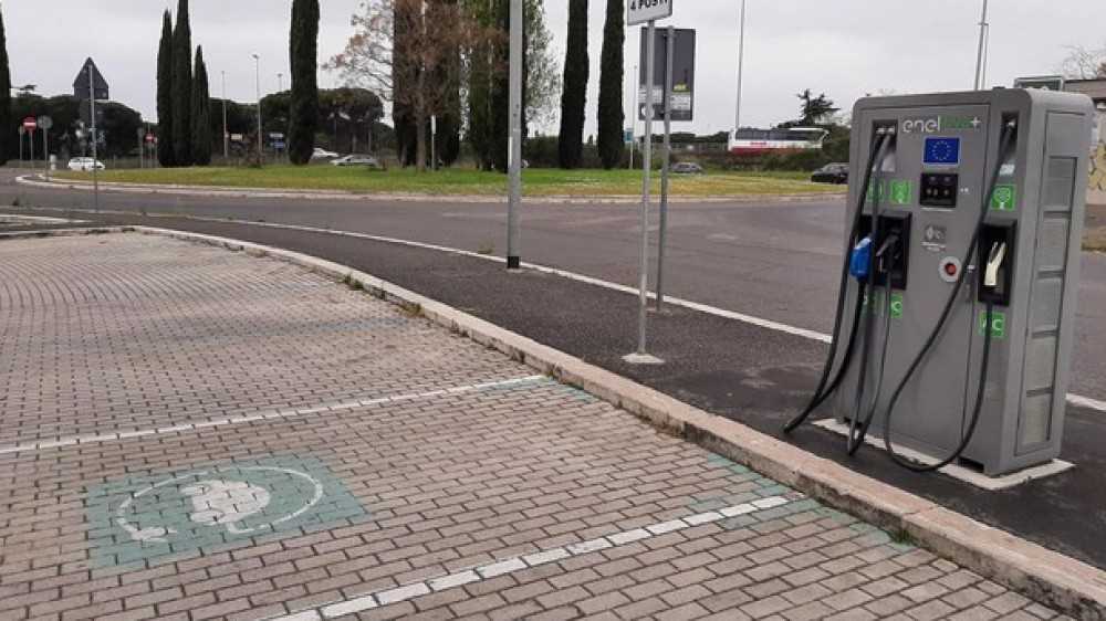 Dalle grandi multinazionali appello “solo elettrico” al 2035, stop alla vendita di auto diesel e benzina