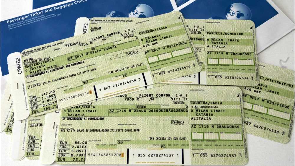Arriva il Natale, torna il caro-voli per le isole, Sicilia e Sardegna al top, la denuncia del Codacons