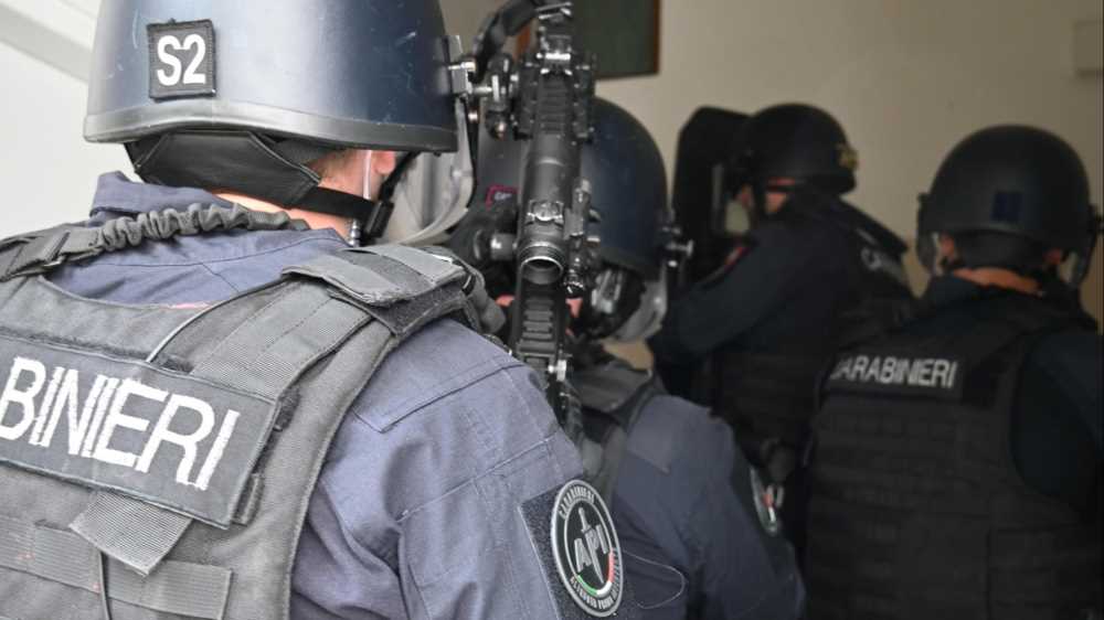Arrivano le Forze speciali dei Carabinieri a Napoli: irruzione nella banca al Vomero. Scene da film!
