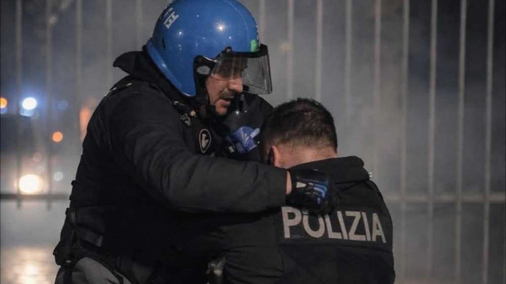 Askatasuna, arrestato uno dei presunti aggressori dell’agente circondato e malmenato durante gli scontri di ieri a Torino