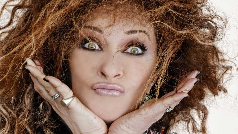 “Sogno di recitare con Antonio Albanese”: Valentina Persia compie 50 anni e apre il cassetto dei ricordi