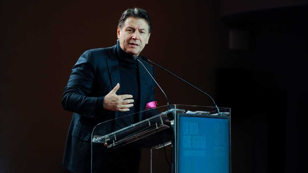 Bagarre su salario minimo, opposizioni ritirano firme. Conte strappa il testo. Bollette, tutelato il passaggio al mercato