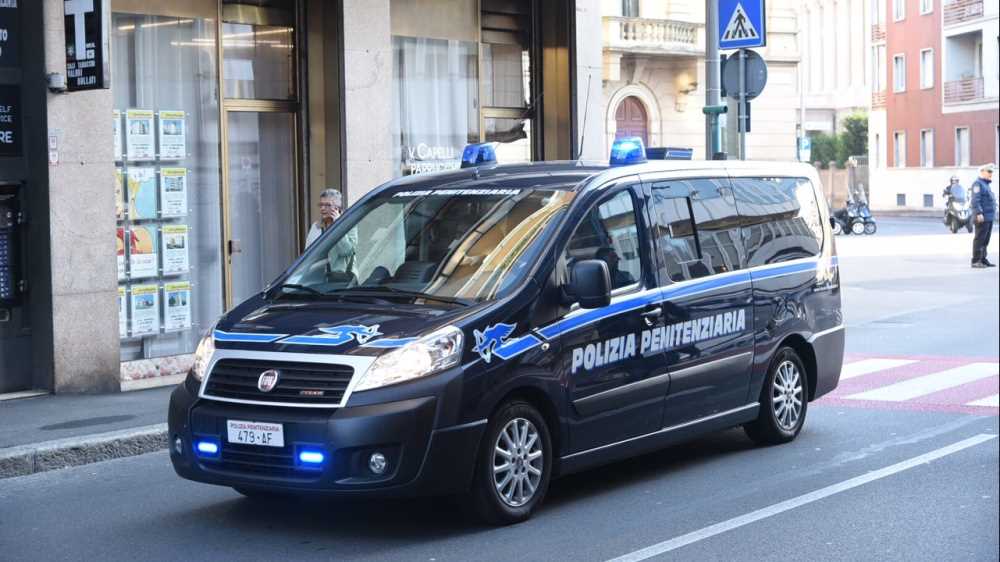 Bari, tre agenti della Polizia Penitenziaria arrestati con l’accusa di tortura. Vittima un uomo con problemi psichici