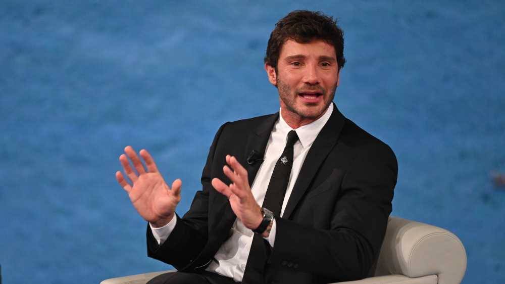 Belen ritrova il sorriso, De Martino replica alle accuse choc
