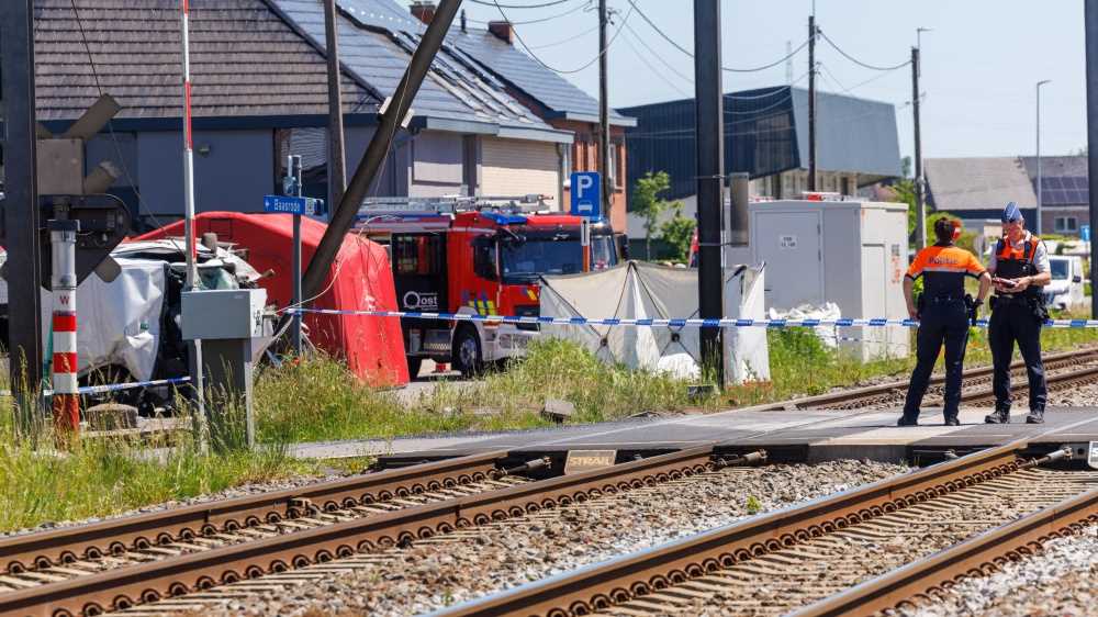 Belgio, scontro tra un minibus e un treno al passaggio a livello. Quattro i morti, tra cui due studenti