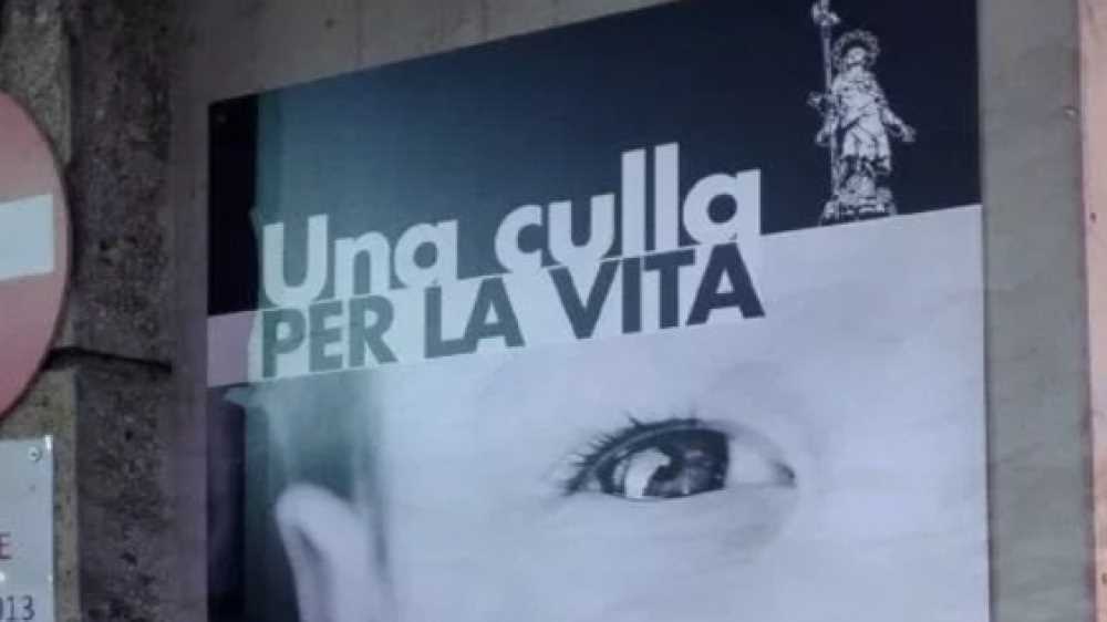 Bergamo: neonato lasciato nella Culla per la Vita, soccorso e portato in ospedale, sta bene