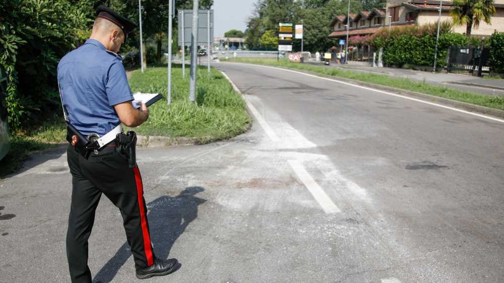 Bergamo, sottrae banconote dalla cassa di un supermercato e fugge investendo un cliente che tentava di fermarlo