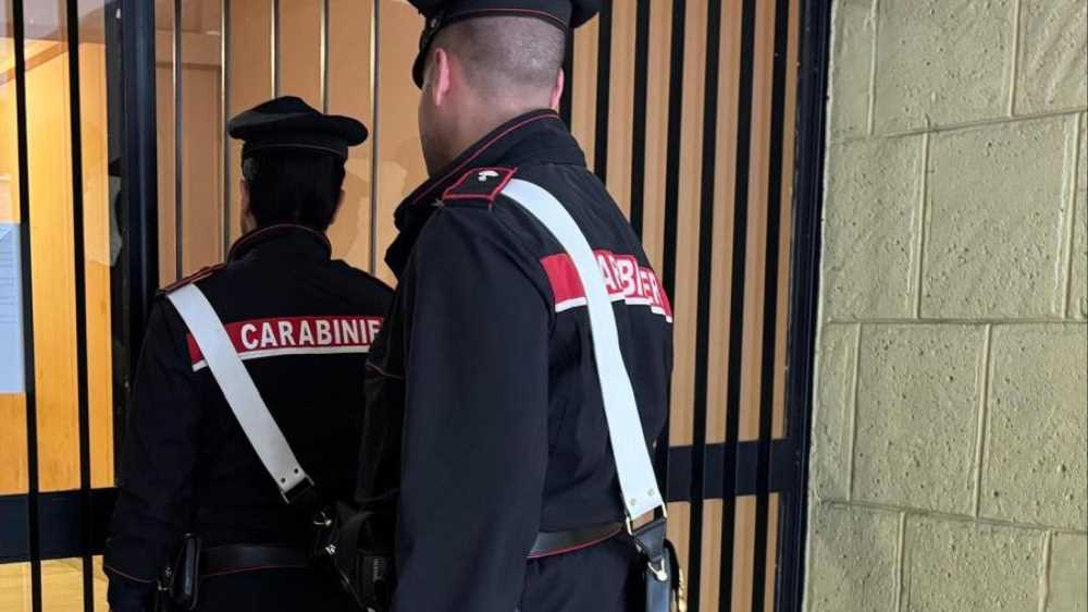 Bologna, un alunno delle medie ha minacciato con un coltello i compagni di classe