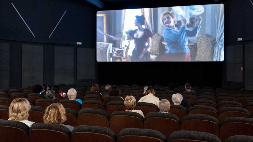 L'onda lunga del Covid pesa ancora sullo spettacolo italiano. Fatica il cinema, bene i concerti, ma attenzione al Sud