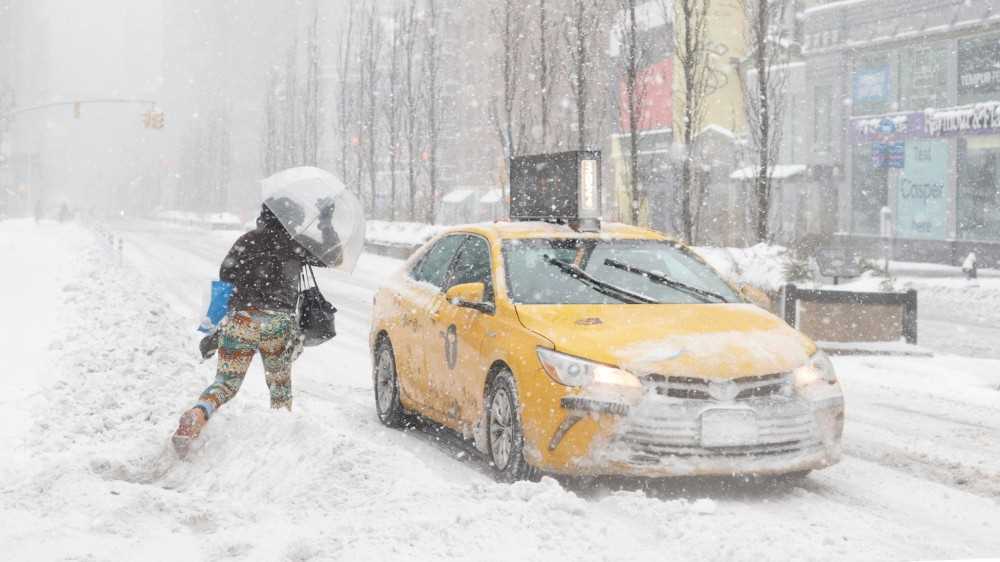 Bufera di neve paralizza New York, scatta l'emergenza, è tra le maggiori della storia, trasporti in tilt
