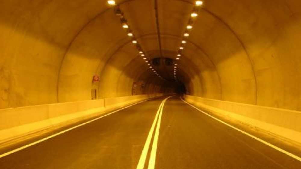 Calcinacci dalla volta di una galleria a Dezzo, nel bergamasco, nessun ferito