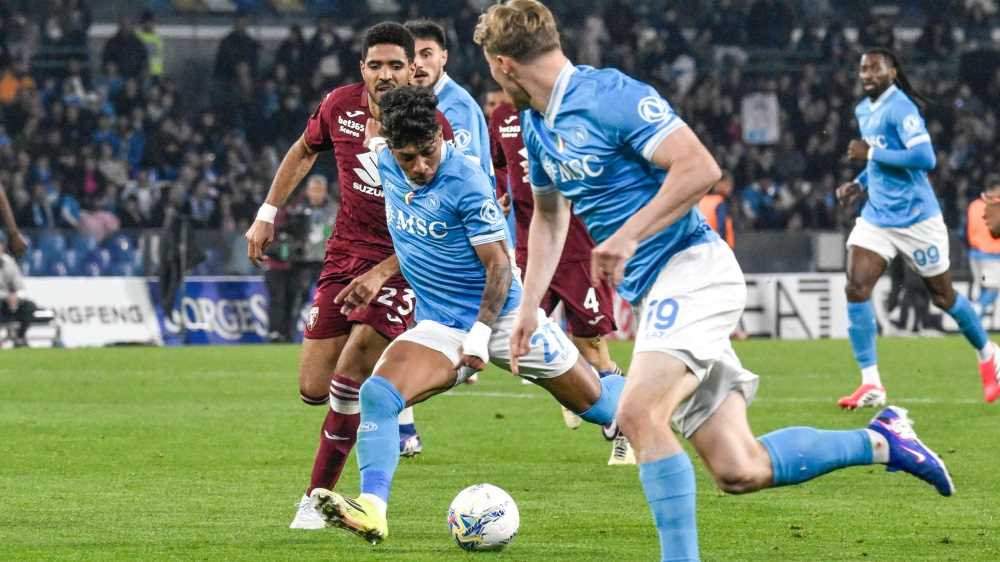 Calcio, Serie A, il Napoli batte il Torino e si avvicina al Milan