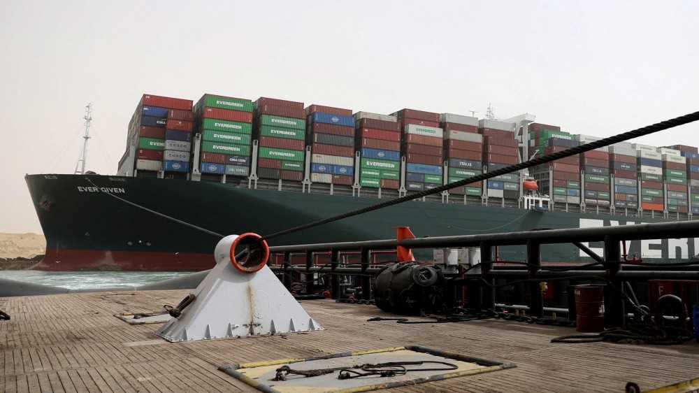 Canale di Suez, la navigazione è momentaneamente sospesa, estreme difficoltà per rimuovere la nave che lo blocca