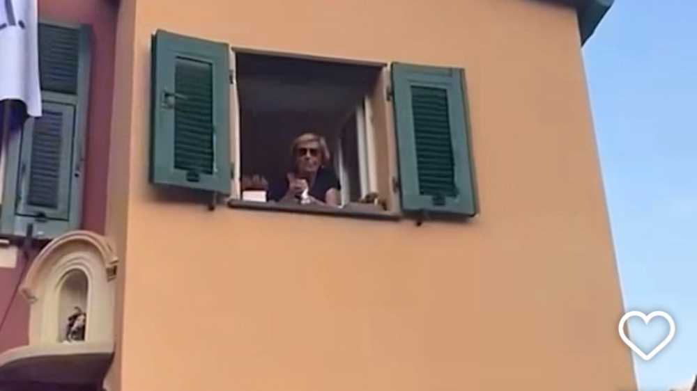 Cantano "Maledetta primavera" in coro: la richiesta di una signora alla finestra