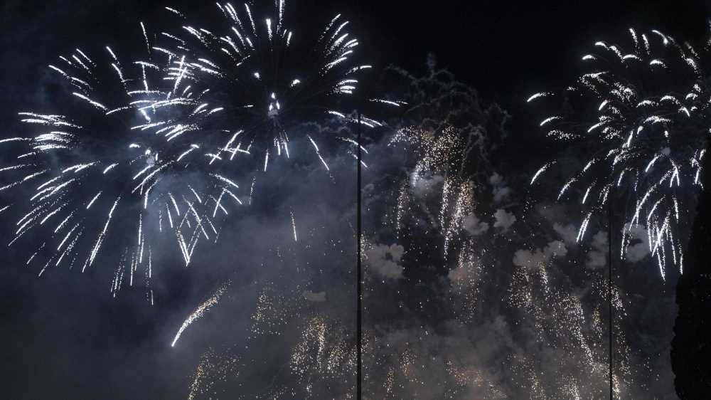 Capodanno, gli italiani si preparano a festeggiare. Tra viaggi, cenoni e fuochi d'artificio vietati in alcune città
