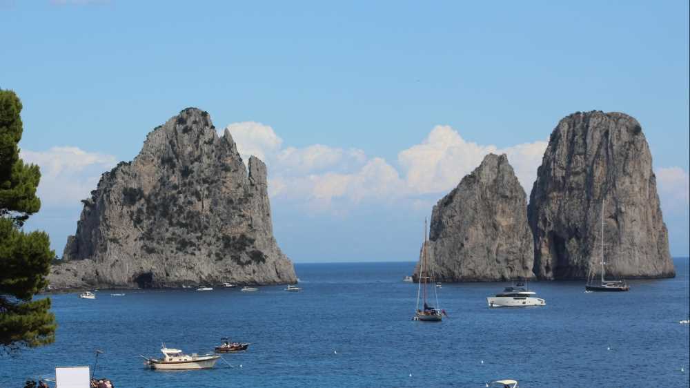 Capri: ordinanza "anti-petulanza", il sindaco dice stop all'assalto ai turisti. Ecco cosa si rischia