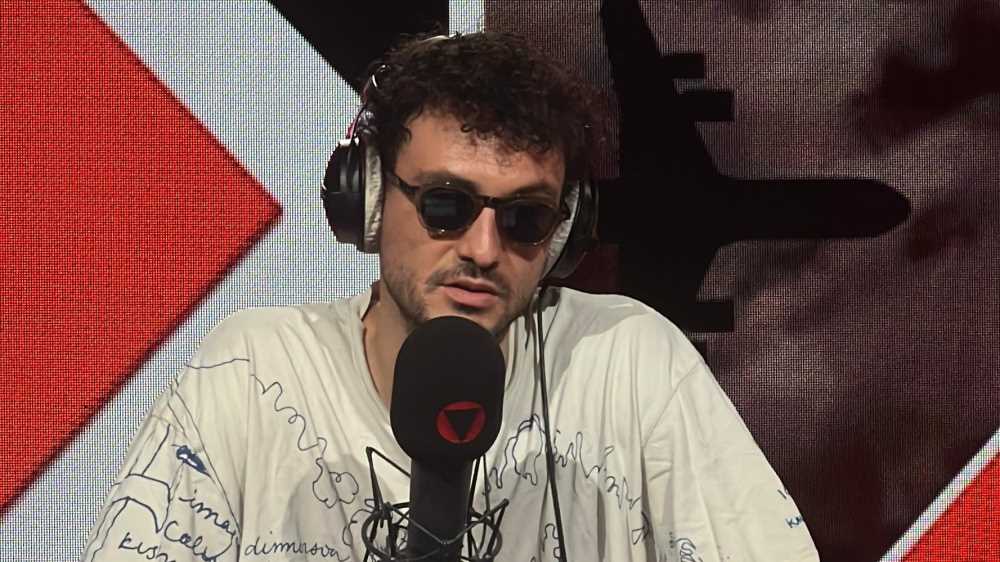 Carl Brave a RTL 102.5: “Nel disco ci sono tutte canzoni che raccontano dei pezzi della mia vita e di Roma. Alla fine è un po’ questo il senso di amarcord: i miei ricordi”