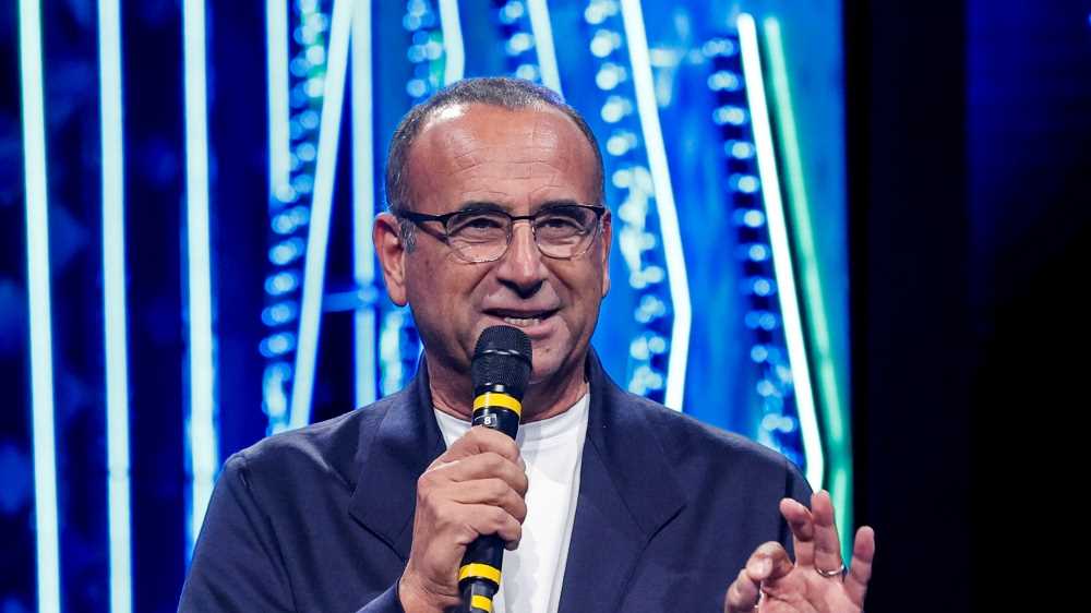 Carlo Conti a RTL 102.5: “Pochi big e tanti emergenti? La forza di Sanremo è mischiare, pensate a Lucio Corsi l’anno scorso. Poi contano le canzoni”